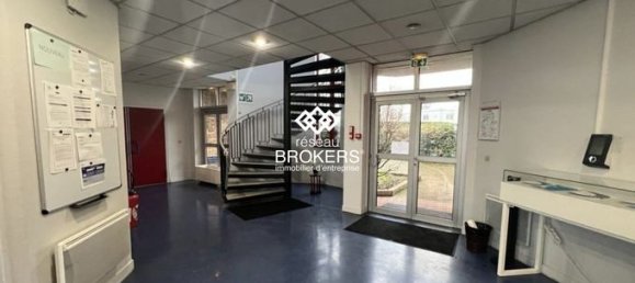 3100m² Commercial property in Le Plessis-Bouchard, France No. 304353 5