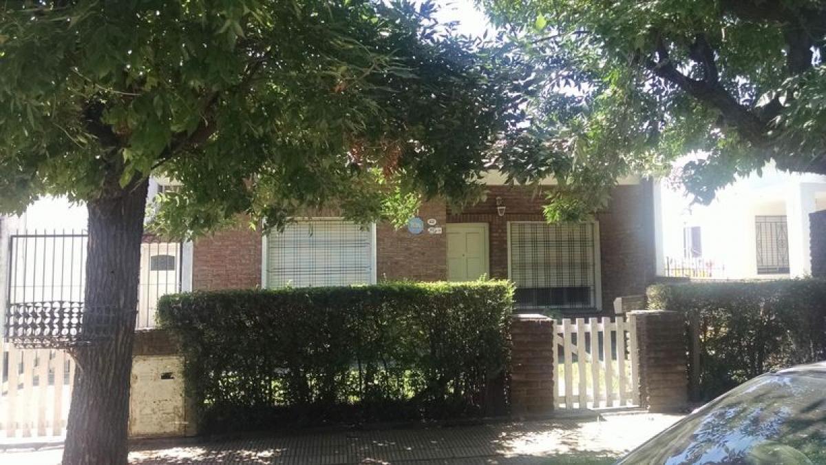 4 bedrooms House in Hurlingham, Argentina No. 9818