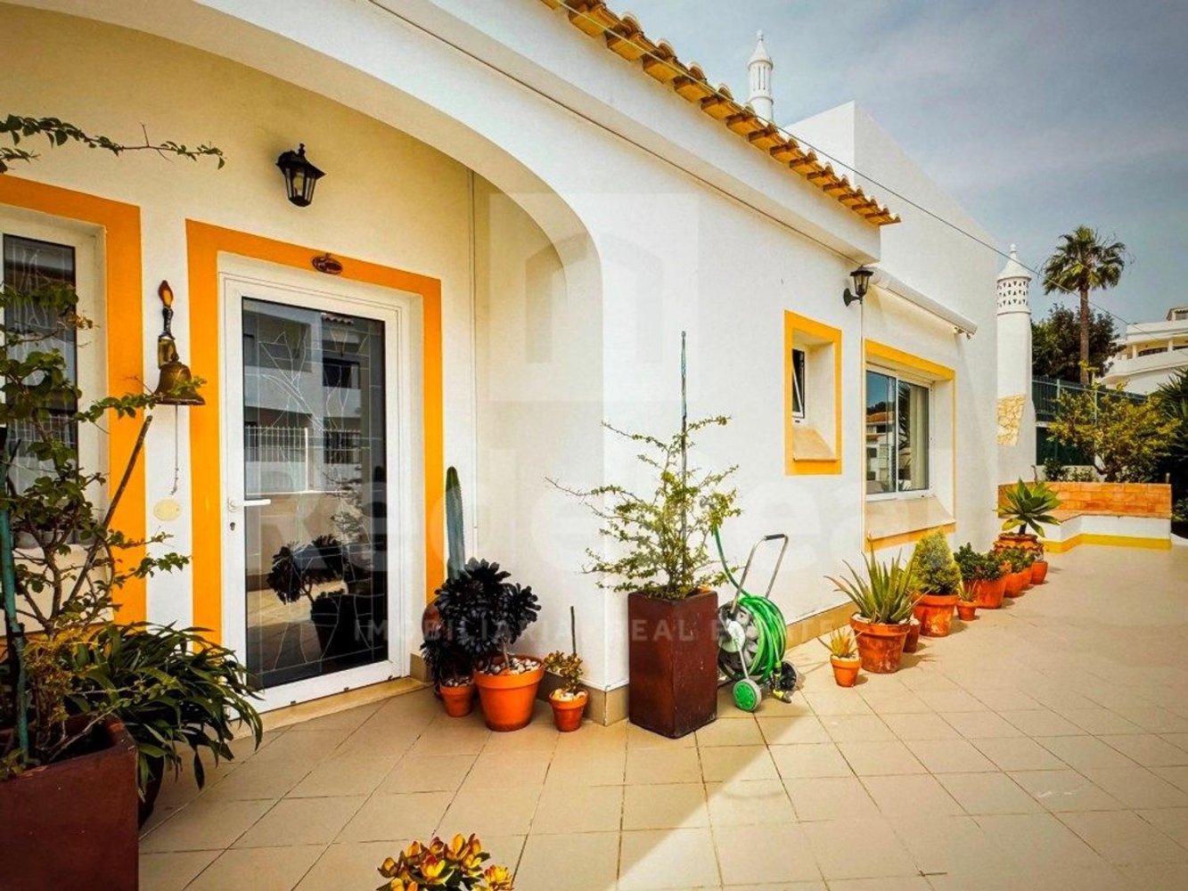 Casa de 3 dormitorios en Albufeira, Portugal No. 330717