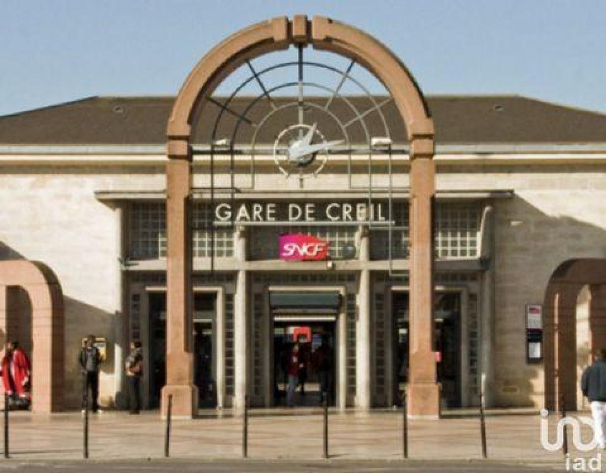  محل تجاري في Creil, France 100متر مربع رقم 17758