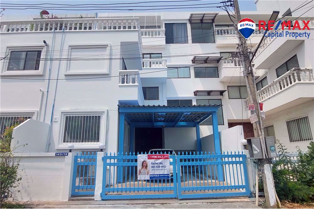 5 bedrooms Bungalow in Pattaya, Thailand No. 11758