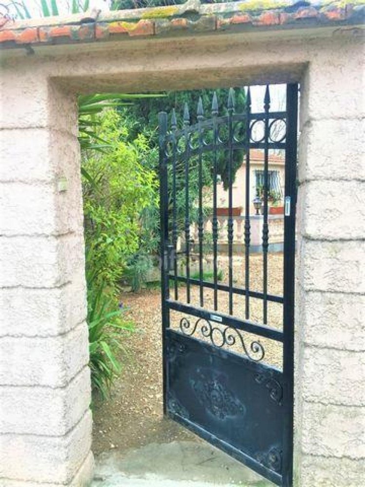 3 bedrooms House in Arles, France No. 5605