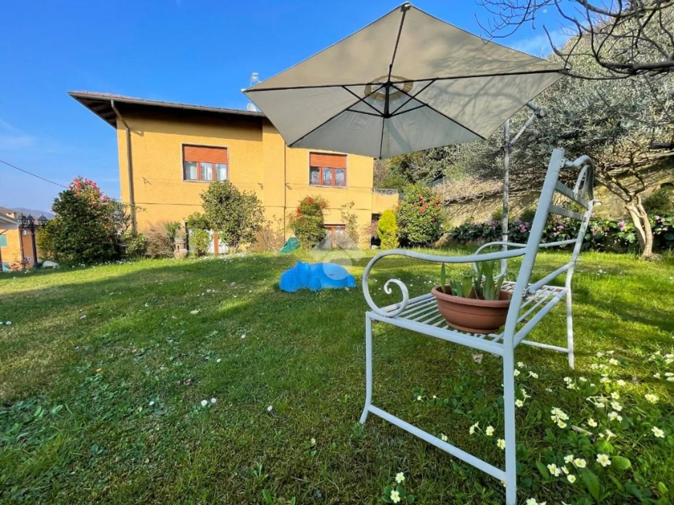 9-Zimmer Villa in Besano, Italy, Nr. 236101