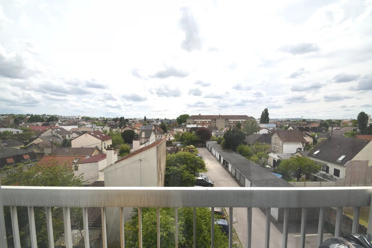 1 bedroom Apartment in Les Pavillons-sous-Bois, France No. 180860