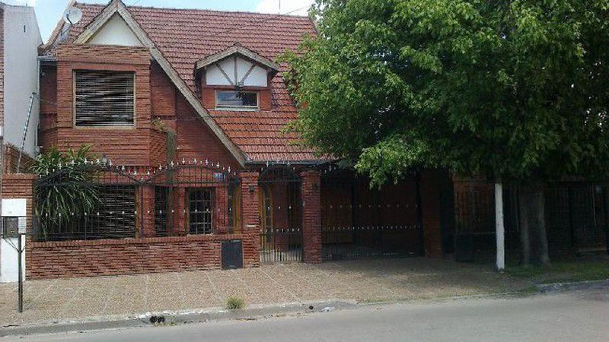 5 bedrooms House in Ituzaingo, Argentina No. 15415