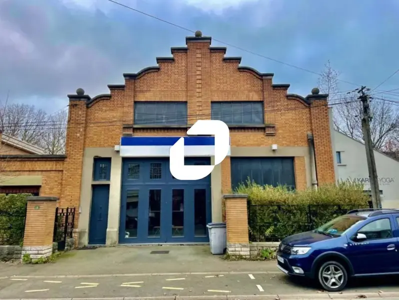 664m² Office in Lambersart, France No. 290135