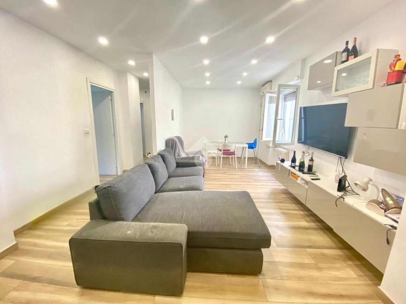 3 rooms Apartment in Rome, Italy No. 300088