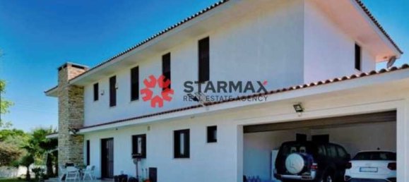 6 bedrooms Commercial property in Dromolaxia, Cyprus No. 67376 3