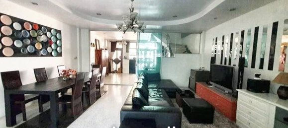 4 bedrooms Bungalow in Bangkok, Thailand No. 20295 3