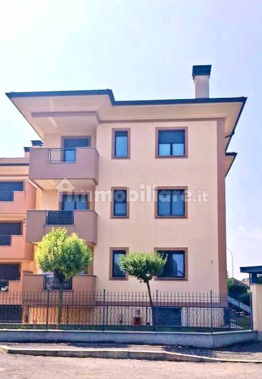 2 غرف نوم شقة في Magenta, Italy رقم 338892