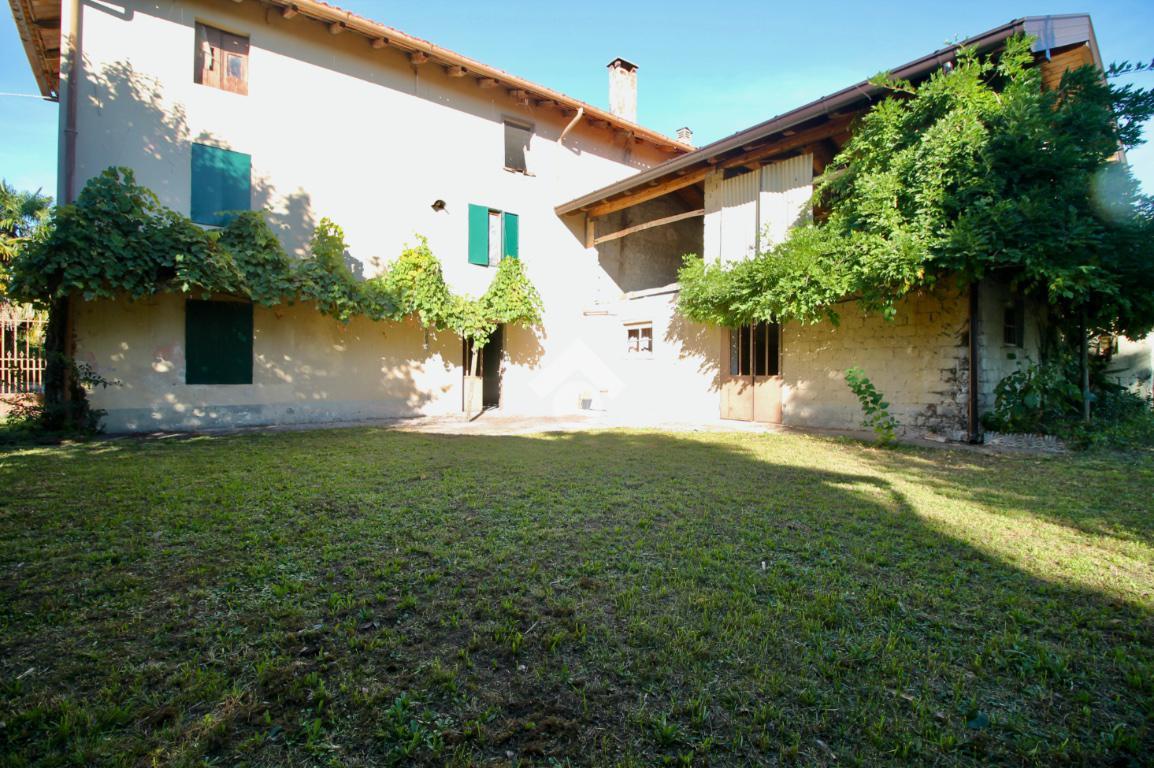 5 rooms House in Udine, Italy No. 24346