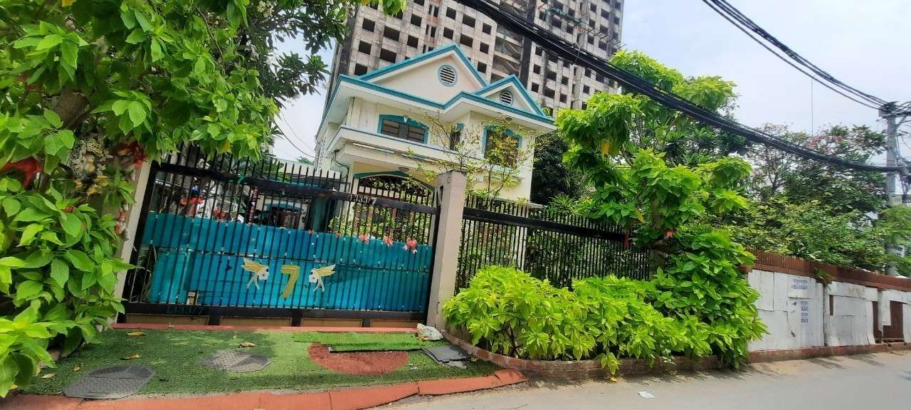 569m² Townhouse in District 7, Vietnam No. 9703