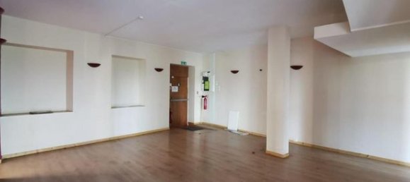 291m² Commercial property in Aubenas, France No. 300704 6