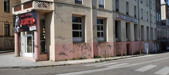 291m² Commercial property in Aubenas, France No. 300704 9