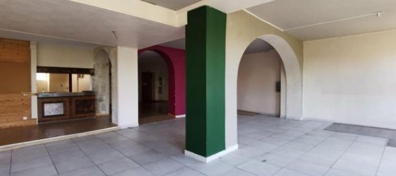 291m² Commercial property in Aubenas, France No. 300704 5