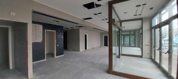 8-salle Propriété commerciale à Medicina, Italy No. 113098 3