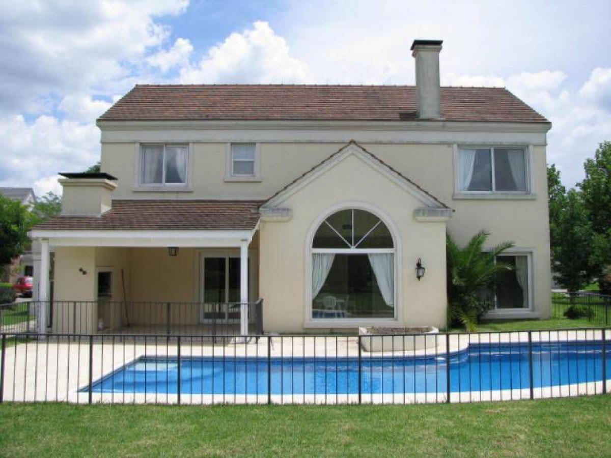 4 bedrooms House in Berazategui, Argentina No. 7964