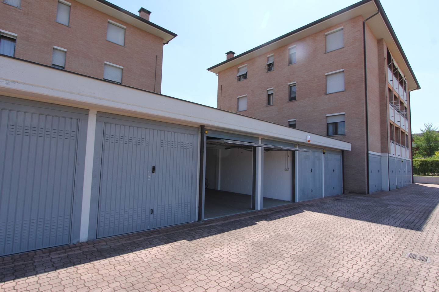 1 room Garage in Parma, Italy No. 309452