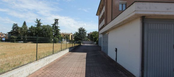 1 room Garage in Parma, Italy No. 309452 4