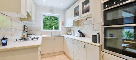 4 bedrooms House in Epsom, United Kingdom No. 9762 10