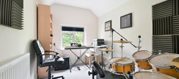 4 bedrooms House in Epsom, United Kingdom No. 9762 17