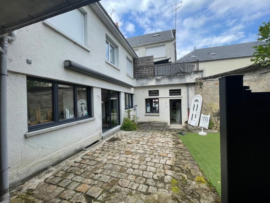 Gebäude in Saint-Fargeau-Ponthierry, France 300m², Nr. 186866