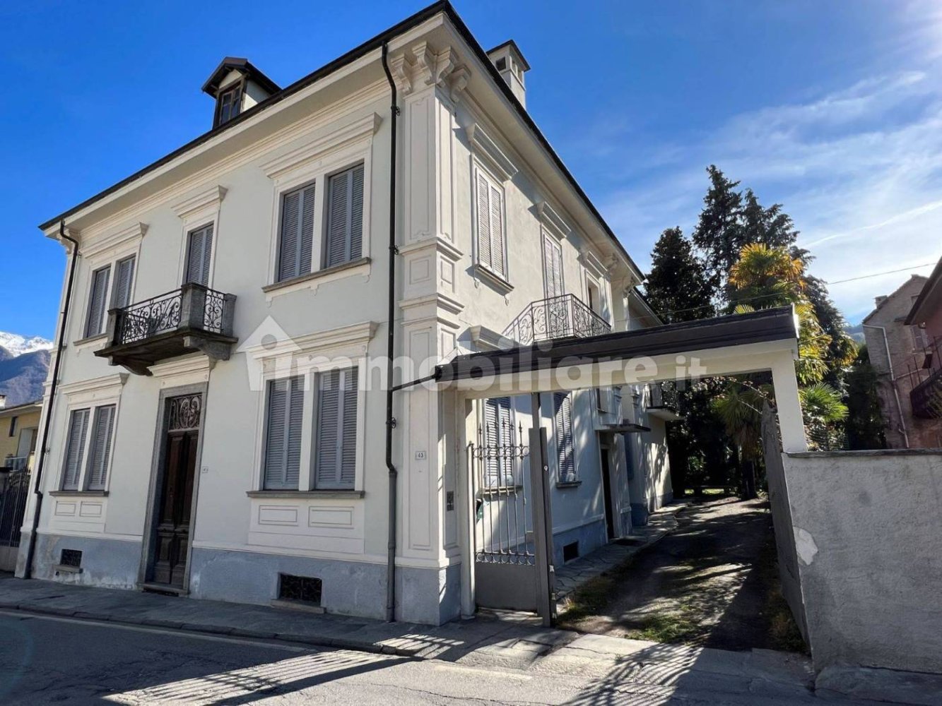 Apartamento de 5 dormitorios en Domodossola, Italy No. 105910