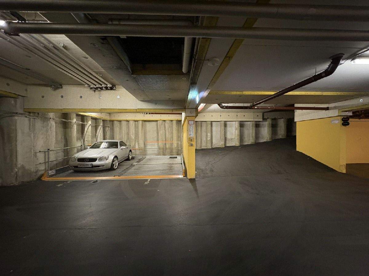  موقف سيارات في Ottakring, Austria رقم 213667