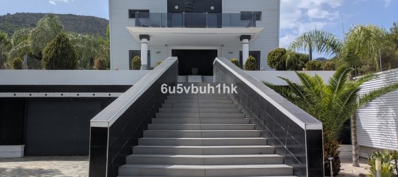 5 bedrooms Villa in Alhaurin de la Torre, Spain No. 135215 3