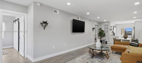 3 bedrooms Villa for rent in Miami, Miami-Dade, Florida, USA № 614731 6