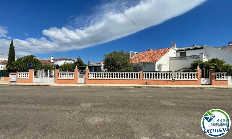 Casa de 3 dormitorios en Palau-saverdera, Spain No. 211397