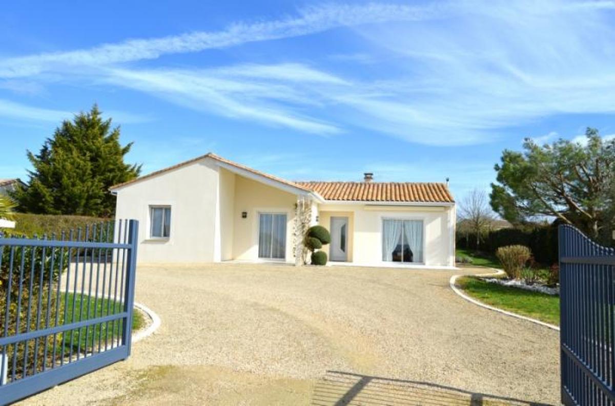 Oficina de 4 dormitorios en Ruffec, France No. 23539