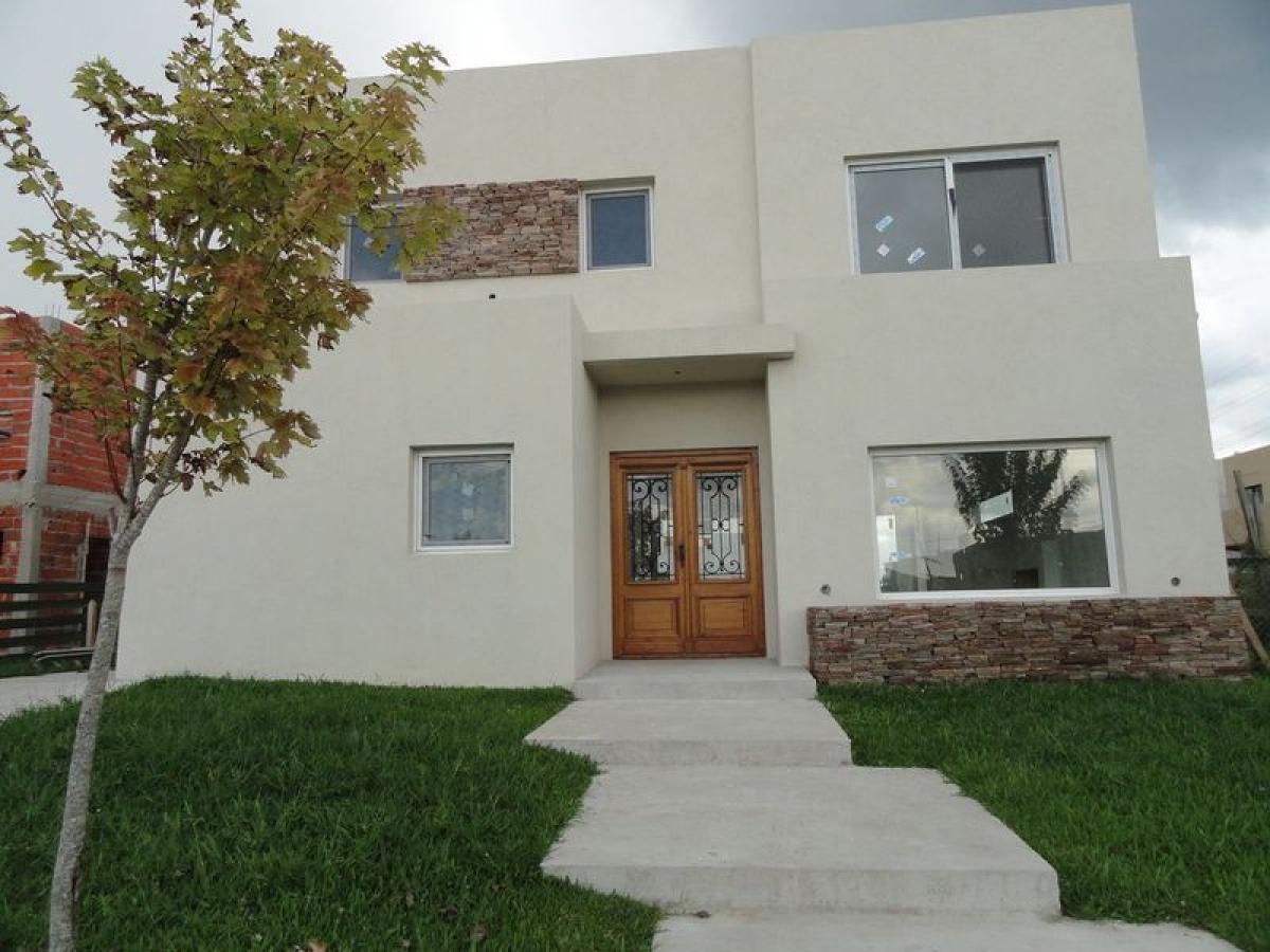 Casa de 3 dormitorios en Tigre, Argentina No. 8896