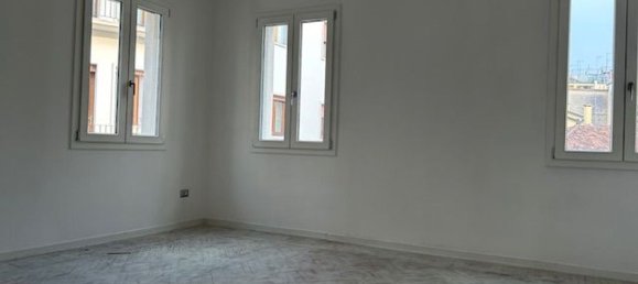 5 rooms Apartment in Treviso, Italy No. 180641 2