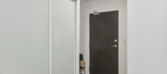 Studio in the Condo in Ontario, Canada No. 1047 2