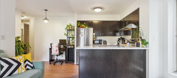 Studio in the Condo in Ontario, Canada No. 1047 3