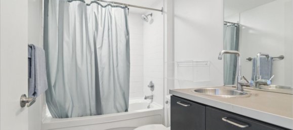 Studio in the Condo in Ontario, Canada No. 1047 8