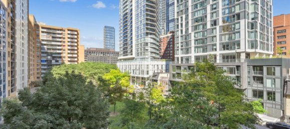 Studio in the Condo in Ontario, Canada No. 1047 11