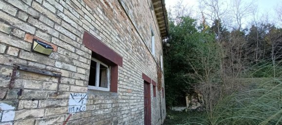 4 bedrooms House in Mogliano, Italy No. 93721 6