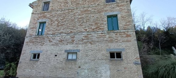 4 bedrooms House in Mogliano, Italy No. 93721 4