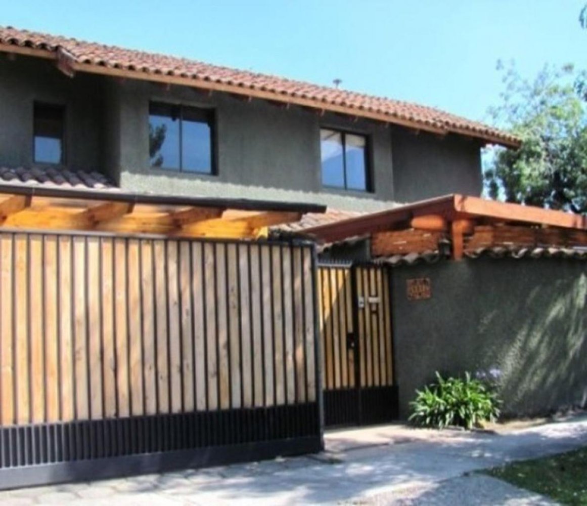 Casa de 5 dormitorios en Santiago, Chile No. 1844