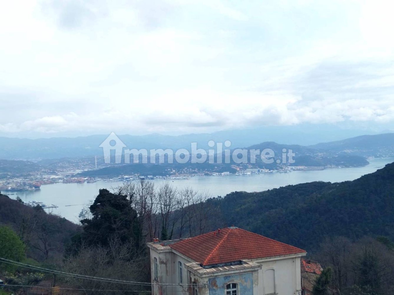 Casa de 3 dormitorios en La Spezia, Italy No. 201255