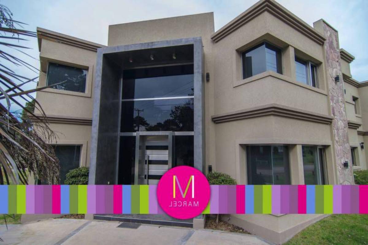 5 bedrooms House in Mar del Plata, Argentina No. 70045