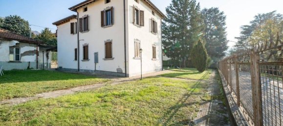 4 bedrooms Villa in Galbiate, Italy No. 87654 2