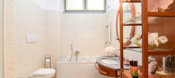 Apartamento de 4 dormitorios en Como, Italy No. 174601 41