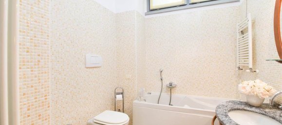 Apartamento de 4 dormitorios en Como, Italy No. 174601 40