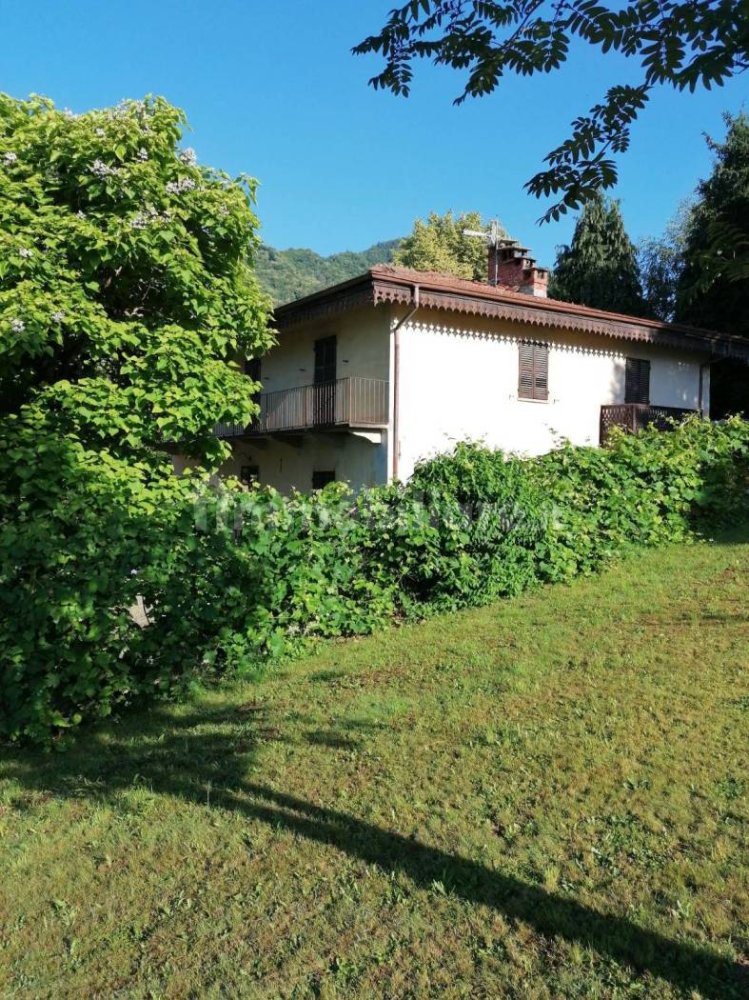 4 bedrooms Villa in Angrogna, Italy No. 298182
