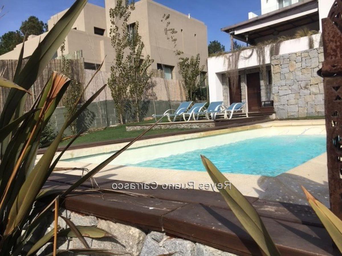 4 bedrooms House in Montevideo, Uruguay No. 9729