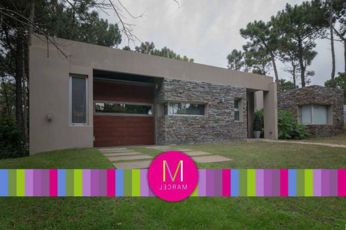 3 bedrooms House in Mar del Plata, Argentina No. 70374