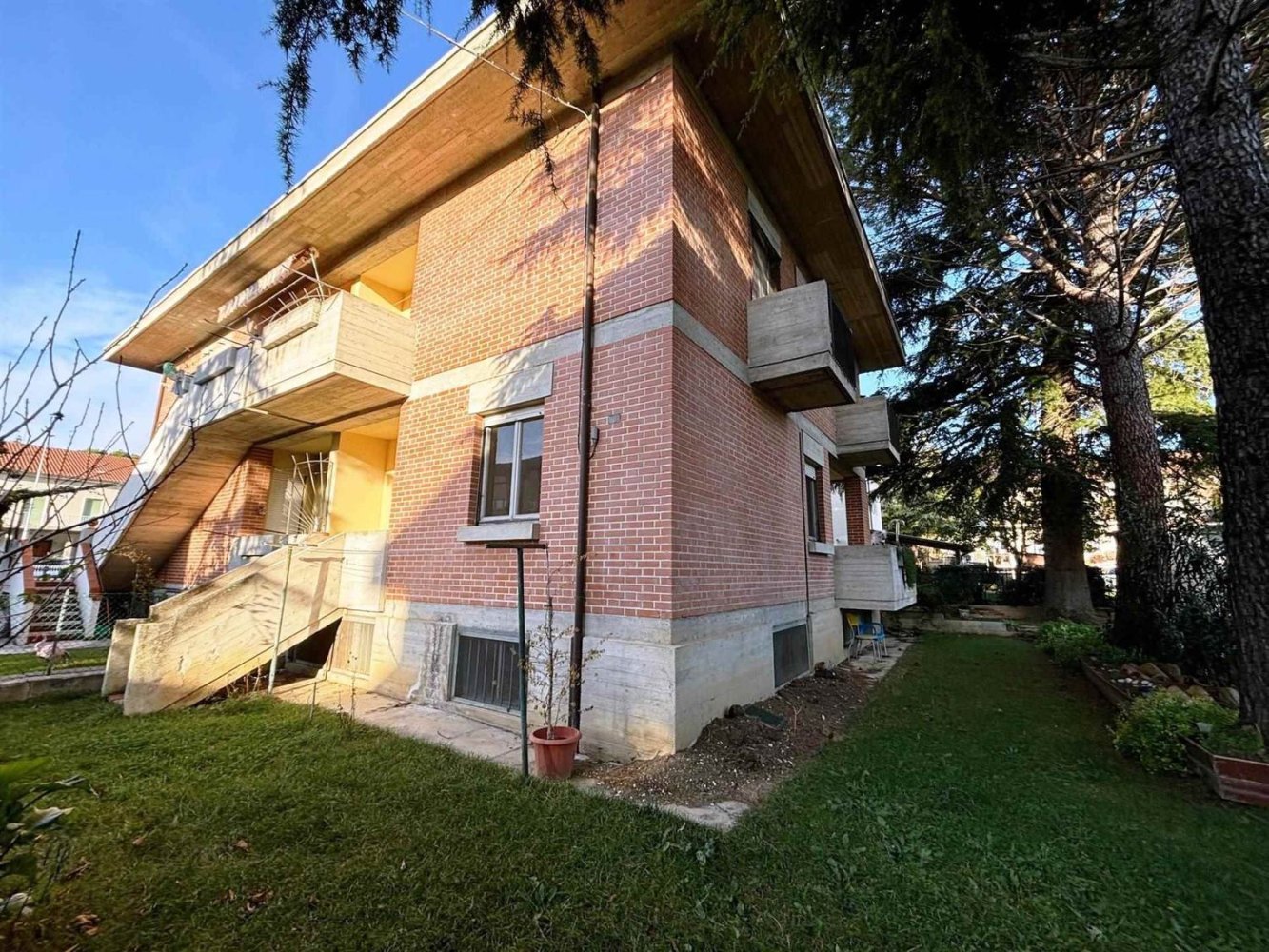 5 rooms House in San Severino Marche, Italy No. 165618